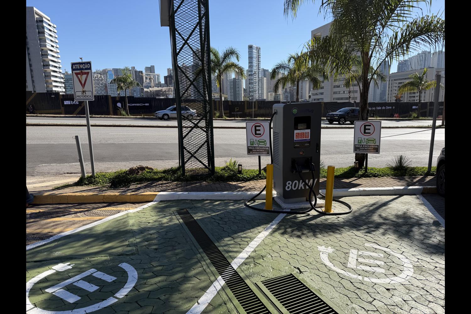 Carregador WePlug de 80 kW em vaga exclusiva para veículos elétricos