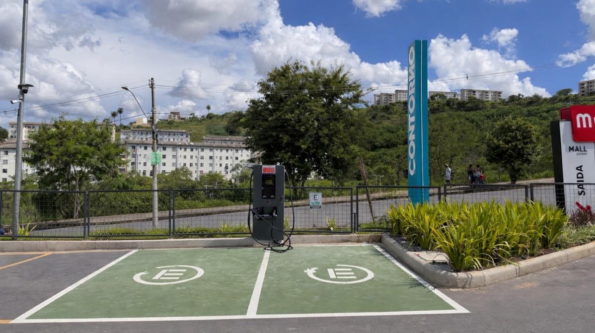 Carregador WePlug em duas vagas sinalizadas na entrada de um mall