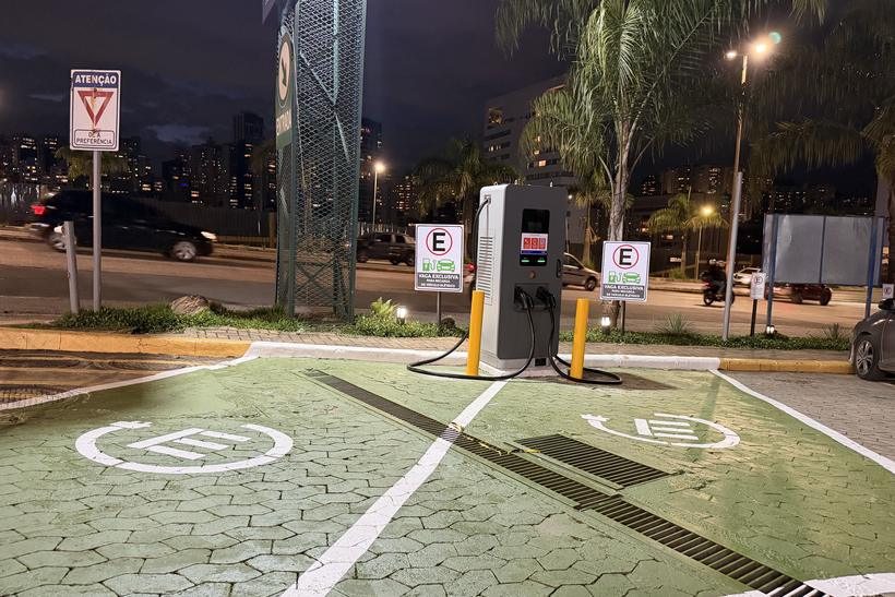 Estação WePlug em funcionamento à noite